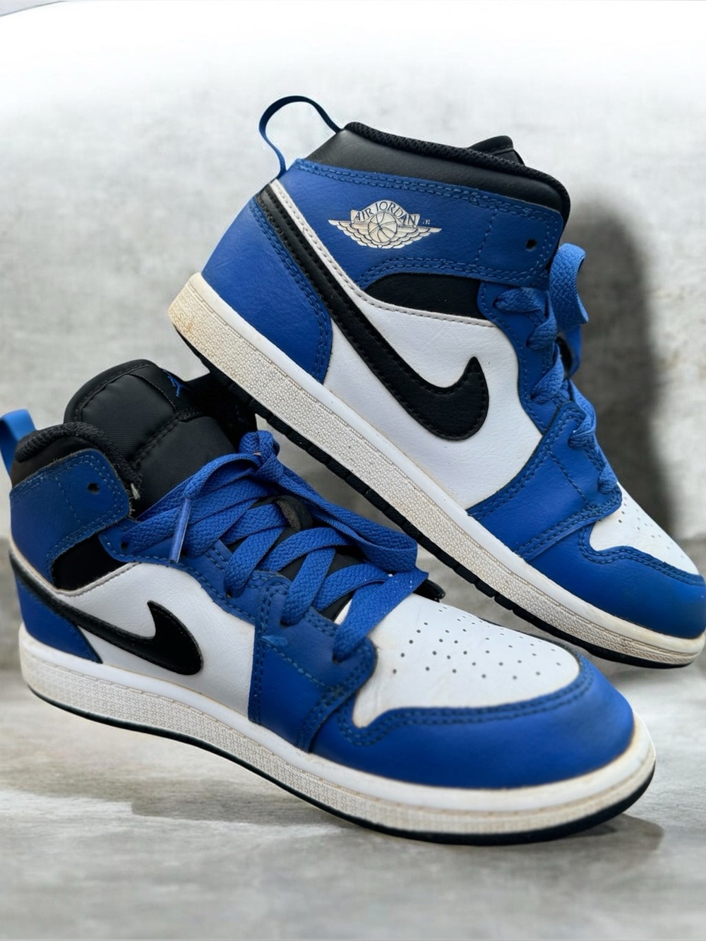 Jordan Air 1 Mid GS Grade School Trainer Royal 2.5Y (4 Women’s)